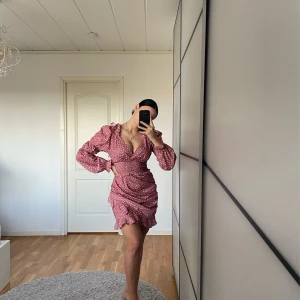 Prettylittlething Pricking Klänning  - Använd endast en gång. Klänningen är väldigt söt & ger snygga former. Det är storlek EU 38 (UK 10) men jag har storlek EU 36, den passar mig ändå. Finns ett band i midjan som gör att den blir tajtare men det är väldigt stretchigt. 🎀