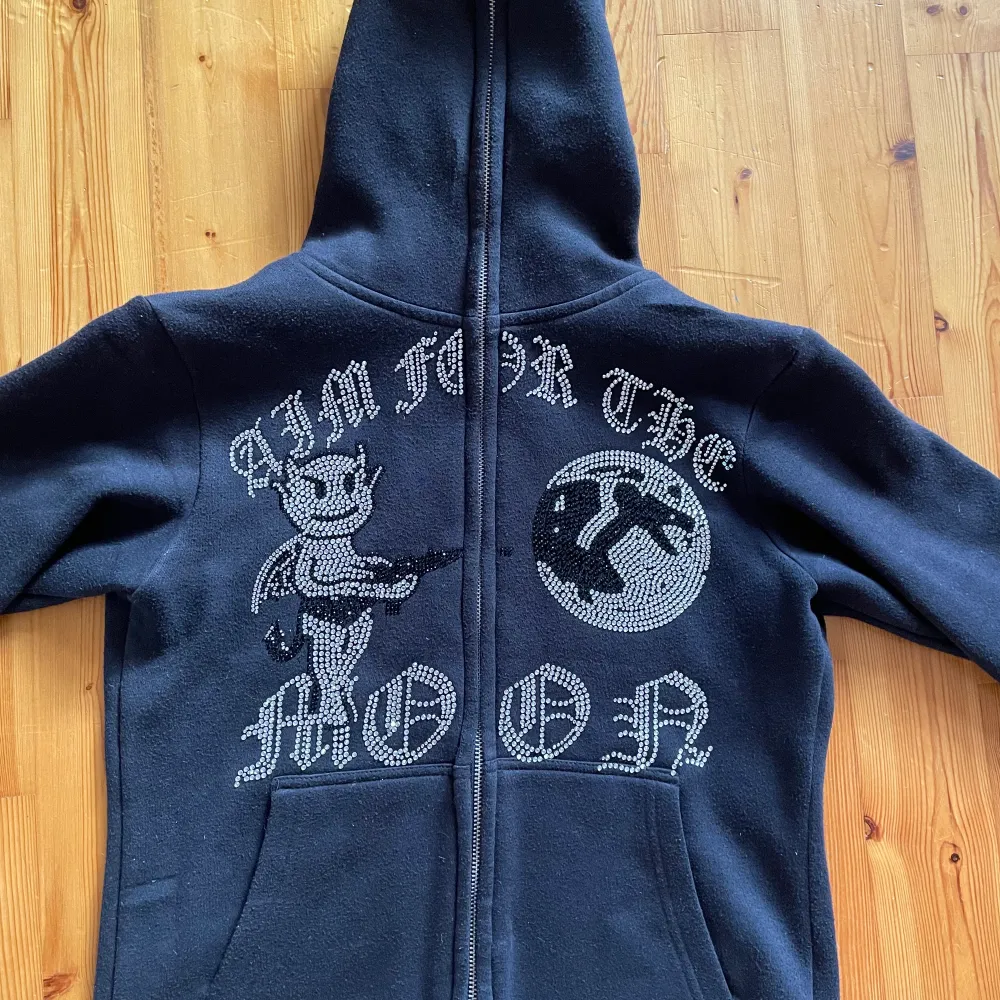 Aim for the moon hoodie i storlek XS. Väldigt bra skick och inköpt för 800 kr. Pris kan diskuteras. Hoodies.