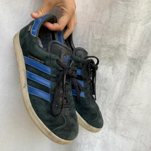 ADIDAs originals skor  - Förnedrar på att sälja dem här ADIDAS skorna, dem är svarta/ mörk mörk gröna och blå. Använda men inte dåligt skick. 