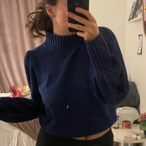 Stickad tröja  - Aldrig använd, jag har en storlek S som jämförelse 🫶🏻