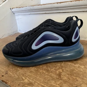 Nike air Max 270 - Säljer min nike 270 då de har blivit för små för mig. Säljer de för 299 kr och ursprungspriset var 1100kr.