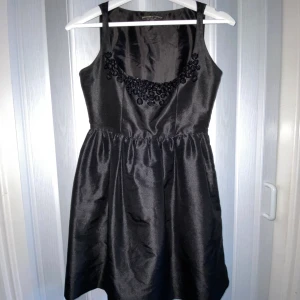 Svart klänning - Superfin klänning från topshop x kate moss som tyvärr är för liten för mig. Den kan även användas som blus. Bra skick, aldrig använd! Står 38 men den är liten, skulle säga 36. 