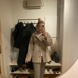 Javka - Säljer min fina korta beiga kappa från NAKD!! Strl 36, lite oversized 🤩🤩