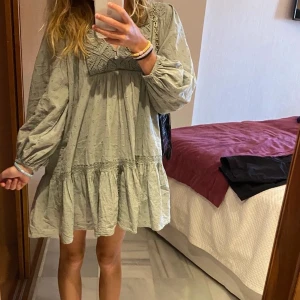 Klänning zara - Använd två gånger. Strl xs, första bilden är lånad💕