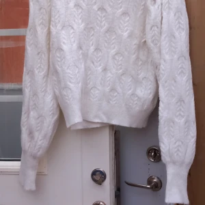 Reserved knitted white sweater balin drop sleeves - Warm comfortable sweater. 