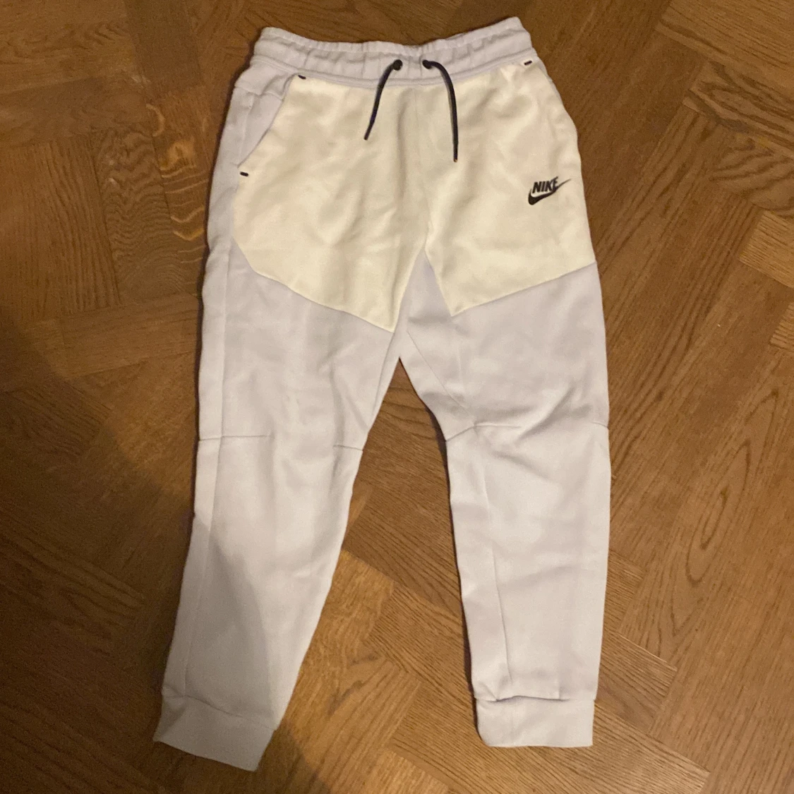 Vita Nike tech byxor storlek m