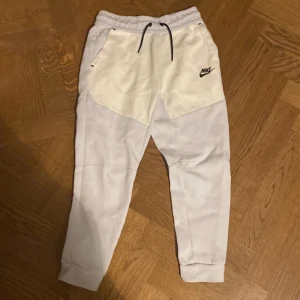 Vita Nike tech byxor storlek m - Ett par chill brallor för 10 - 13 åriga killar