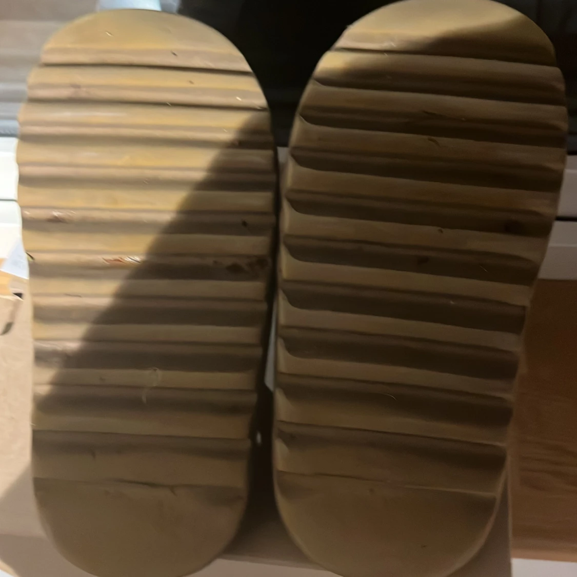 Säljer ett par yeezy slides helt äkta.  - 91