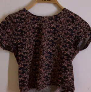 Gina tricot t shirt - Blommig tröja, fint skick knappt använd storlek xs