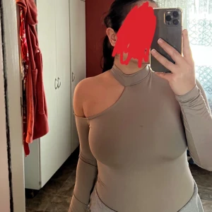 Beige topp - Beige topp från New yorker i storlek S, använt endast 1 gång. ”Fläcken”/pricken på tröjan är från vatten som gick bort😊💞