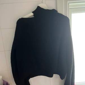 En fin svart stickad tröja med cut out på ena axeln!! Tröjan är från Gina tricot och är köpt för 400kr! Den är i nyskick!