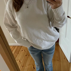 Brandy Melville tröja💗😩 - Svinbra skick och kvalitet på denna vita mysiga finstickade tröjan från Brandy❤️ Köpte för 400kr men säljer för endast 230kr 