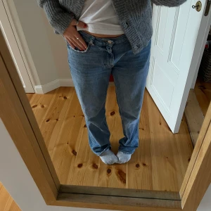 Low waist jeans från Gina  - Säljer dessa skitbekväma lågmidjade jeansen från Gina Tricot som är använda ett fåtal gånger💗 Nypris: 500kr men säljer för 200kr🥰