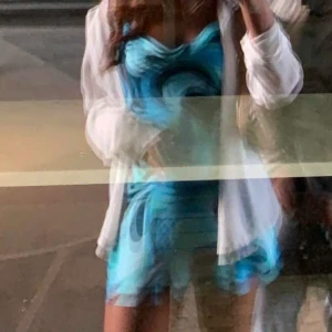 Zara - Blå slipklänning från Zara med swirl print<33