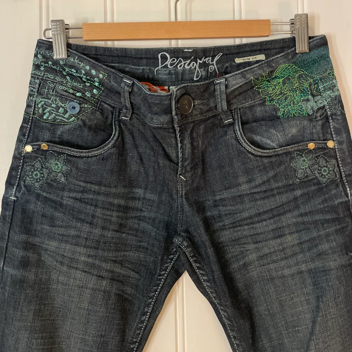 Low waist jeans med brodyr  - 90