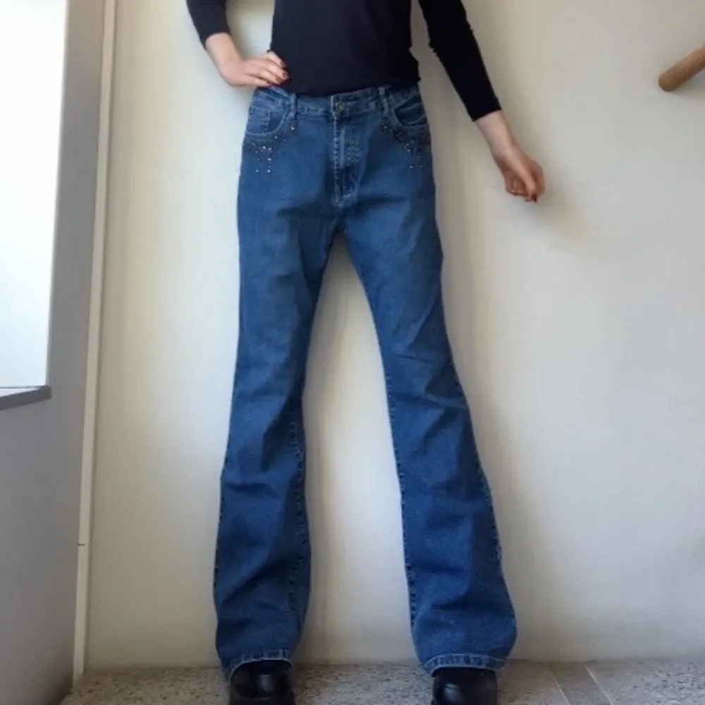 Jeans med rhinestones och mönster. Köpta på beyond retro och knappt använda då de är för stora för mig. Liten slitning längst ner.  Jag är 170 cm. Innerbenslängd: 79 cm Midjemått: 84 cm.. Jeans & Byxor.