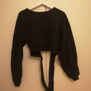 Tjock tröja med öppen rygg - Tjocky material men knytning i ryggen. Från Nakd. 