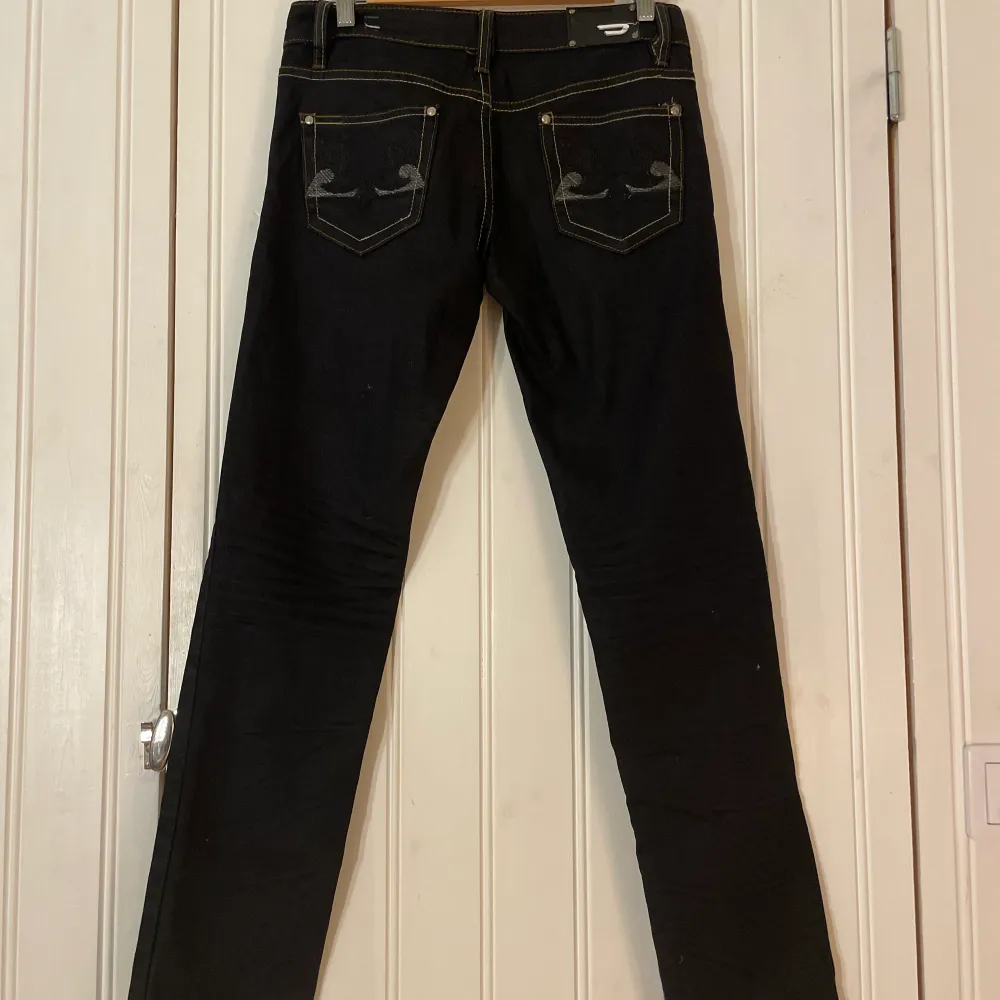 Ny skick, aldrig använda, straight leg svarta lågmidjade jeans med brodyr på bakfickorna! . Jeans & Byxor.
