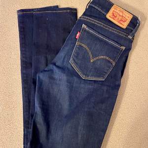 Säljer mina nya Levis jeans då de är för små, endast använda ett få tal ggr. Modellen heter 711 skinny. 🌟 storlek 25 🌺