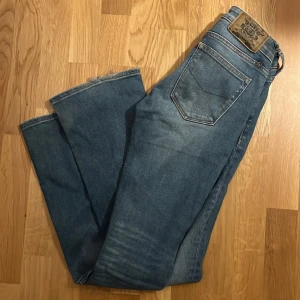 Crocker jeans  - Snygga jeans från crocker som tyvärr är för små för mig. Jeansmodellen är 231 vilket betyder: waist= low  och  leg= boot cut Strl 24/31. Tror inte dessa säljs längre. 💗 En hälla är bort dragen. Inget man riktigt tänker på enligt mig själv men bra att veta