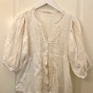 Odd Molly blus  - Super snygg Odd Molly blus med super snygga detaljer. Blusen är i nyskick endast använd ett få tal gånger 🌺💕  Storlek 2 