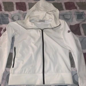 Moncler jacka  - Moncler jacka storlek M/S bra skick 