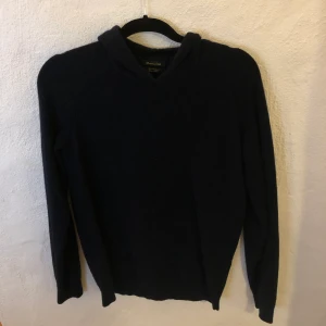 Kashmir hoodie - Superfin mörkblå kashmir hoodie från MassimoDutti 💓storleken är M 🫶🏽 Sååå fin!!! Liknar softgoat!