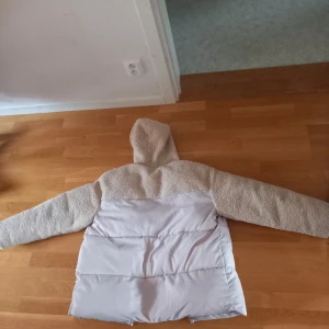 Jättefin beige vinterjacka märke Asos - Säljer en jättefin beige vinterjacka av märket "asos". Endast använd en vinter.  Säljer den för 400 kronor. Nypris 1100 kr