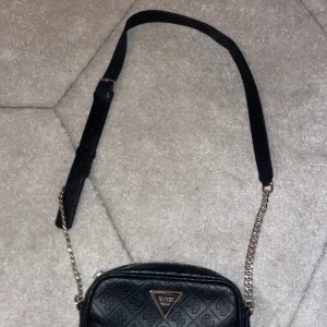 Guess väska  - Svart Guess väska, använd en gång. 