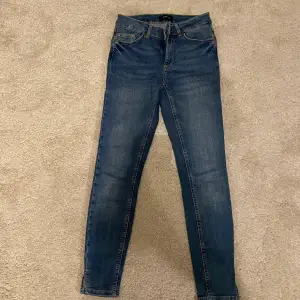 Ett par jeans från Pieces i storlek S. Jeansen har en superfin blå färg med slitsar vid anklarna. Sitter superfint på! 