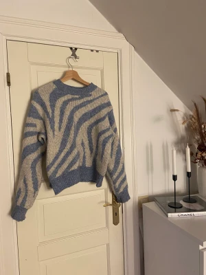 Tröja från Gina  - Säljer denna tröjan eftersom den inte kommer till andvändning🤍 Något nopprig på vissa ställen, annars i mycket fint skick💌