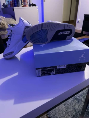 Jordan 3 UNC  - Ny skick skor använda 3 gånger ✅ ingen crease ✅ ingen lukt ✅ svarar inom 12 timmar ✅ ny pris 5900✅ 