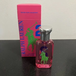 parfym från ralph lauren polo - märkesparfym från ralph lauren, aldrig använd så i perfekt nyskick, kommer med orginalförpackningen som är något skadad på baksidan  nypris är 549kr  skriv gärna med frågor xoxo😽