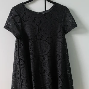 Klänning med spets - Jättesöt klänning med spetsmönster, perfekt till fest eller en sommarkväll! Endast prövad. Storlek L men är liten i storleken, så snarare S/M.