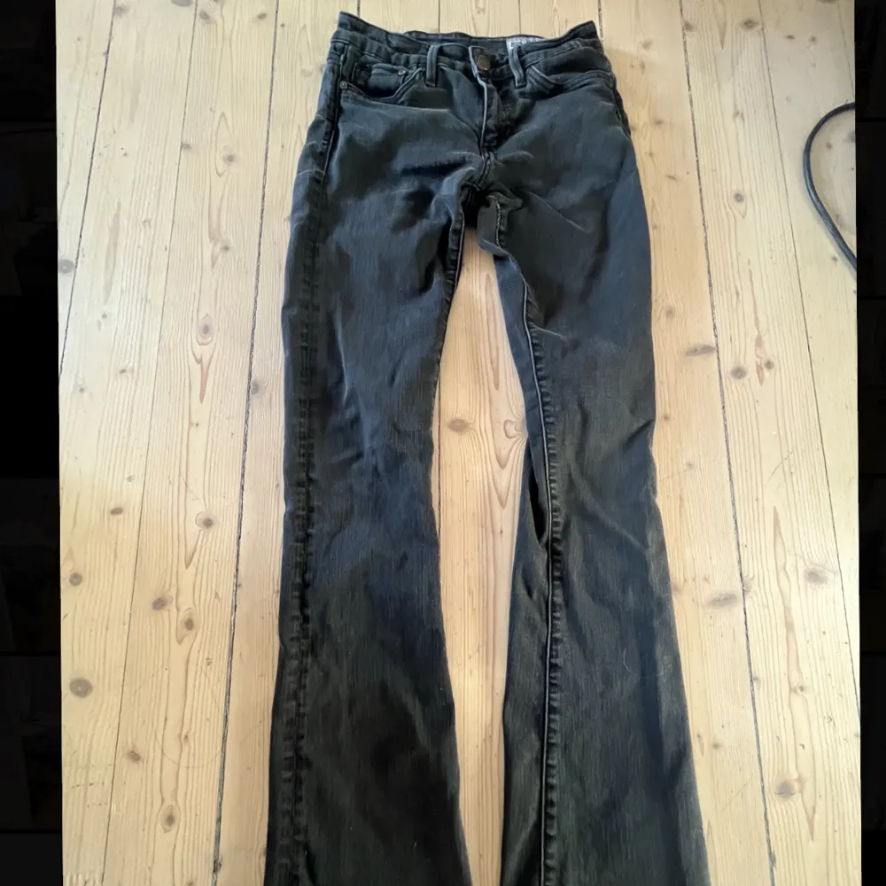 lågmidjade bootcutjeans från crocker 26/32 (xs typ). Jeans & Byxor.