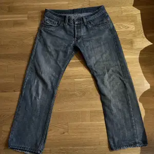 Vintage Diesel jeans med snygg wash och lös passform, säljer då de blev för korta för mig, skriv för mått eller fler bilder! Fraktar också!