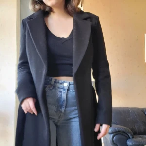 Svart kappa - Svart kappa från only. Passar bra på storlek 36 och även 34.