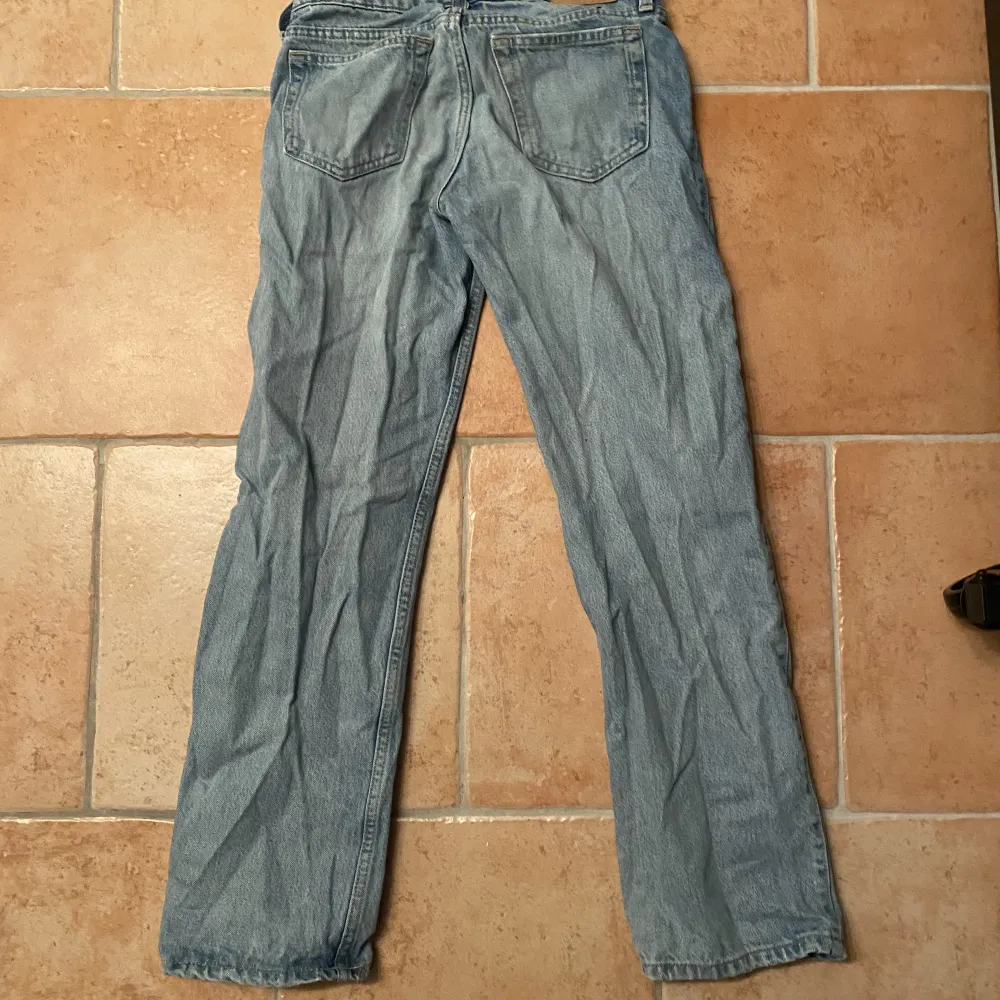 - Lågmidjade jeans från weekday  - I bra skick  - Storlek 24 i midjan och längd 30 - Färg ljusblå  - Köpta för 590kr . Jeans & Byxor.