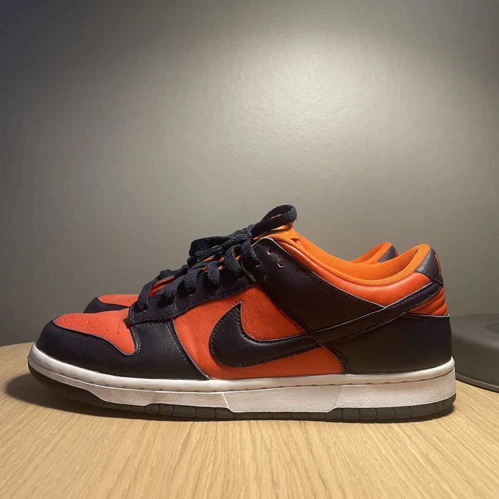 Nike Dunks i champ colors. Bara användna en handfull gånger, köpta på sneakers hyllan Gbg. Färgerna är inspirerade av ett high school basket lag i USA. Kompletta med låda och extra skosnören.. Skor.