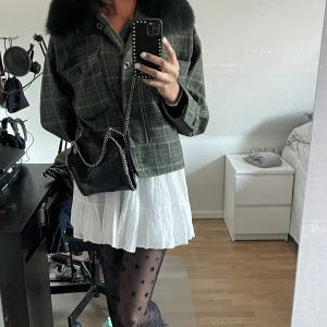 Zara klänning vit - Vit klänning från zara. Bra skick använt få tal gånger🤍