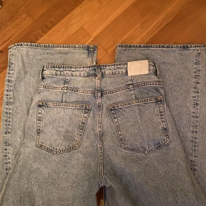 Snygga ljusa jeans  - Mycket sköna baggy jeans från weekday !  Midjemått 27 & längd 30 <3