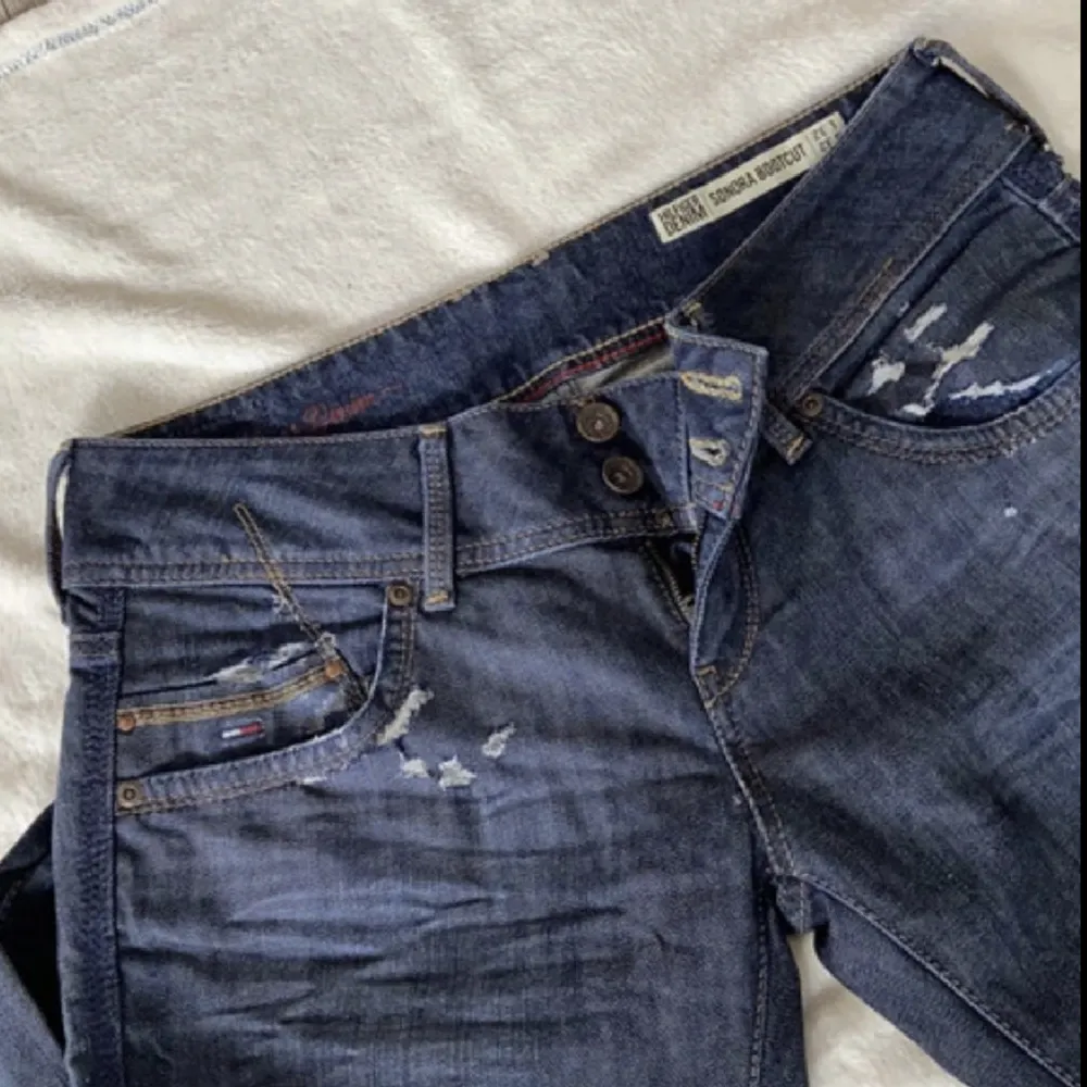 Mörkblåa Tommy Hilfiger jeans, väldigt bra skick. Köpta för 1054kr!. Jeans & Byxor.
