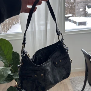 Väska - Liten väska perfekt till våren❤️ svart! Den är lite sliten då den är second hand