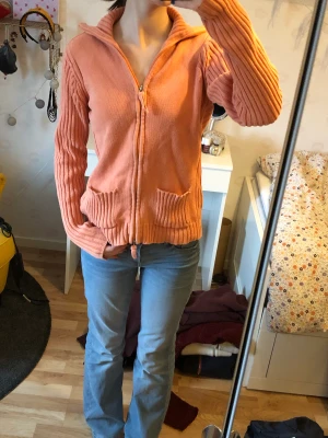 Peach - färgad zipup tröja - Köpt på second hand, mycket bra skick aldrig använd. 