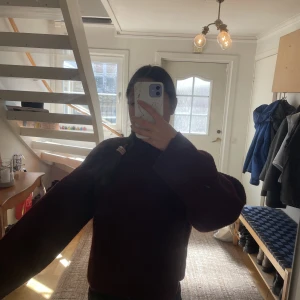 Vineröd polo tröja! - Säljer denna skit fina polo tröjan! I stickat material. Sälj endast för att jag har många liknande! Älskar denna tröjan men tyvärr används den inte längre! Fint skick! Storlek m men passar xs/s med! Kortare i modellen🥺⚡️🌸