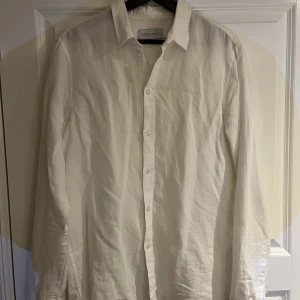 Pier one skjorta - Vit skjorta i fint skick, passar dig med antingen storlek M eller L