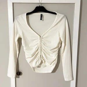 Gräddvit festtopp med spännen - Fin vit festtopp. Aldrig använd. Stretchigt material.