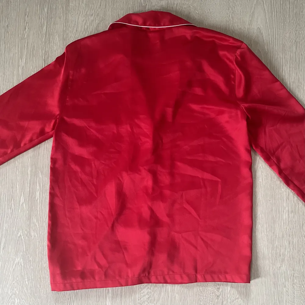 Röd satin pyjamasskjorta från Victorias Secret❤️ Nästan som ny skick och storlek XS med skulle passa S också🌟. Toppar.