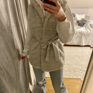 Pälsväst  - En grå fake pälsväst från NewYorker. 🙃