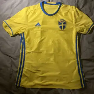 Svensk fotbollströja av adidas:) Använd en gång